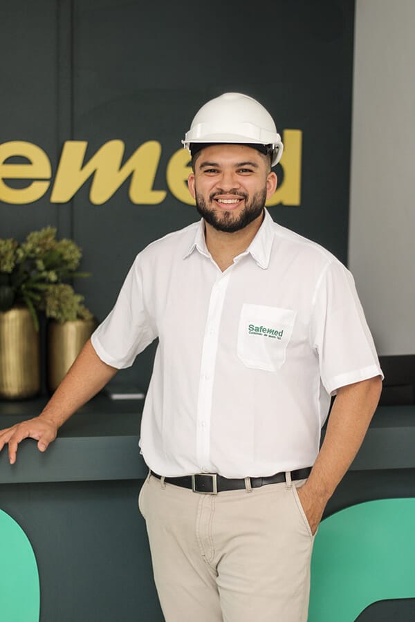 Dr. Jackson Silva Oliveira se apresentando na recepção da clínica.