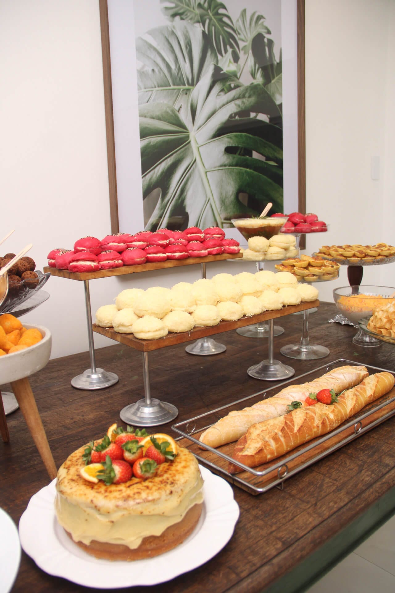 Detalhes da mesa de doces e do ambiente acolhedor da SafeMed.