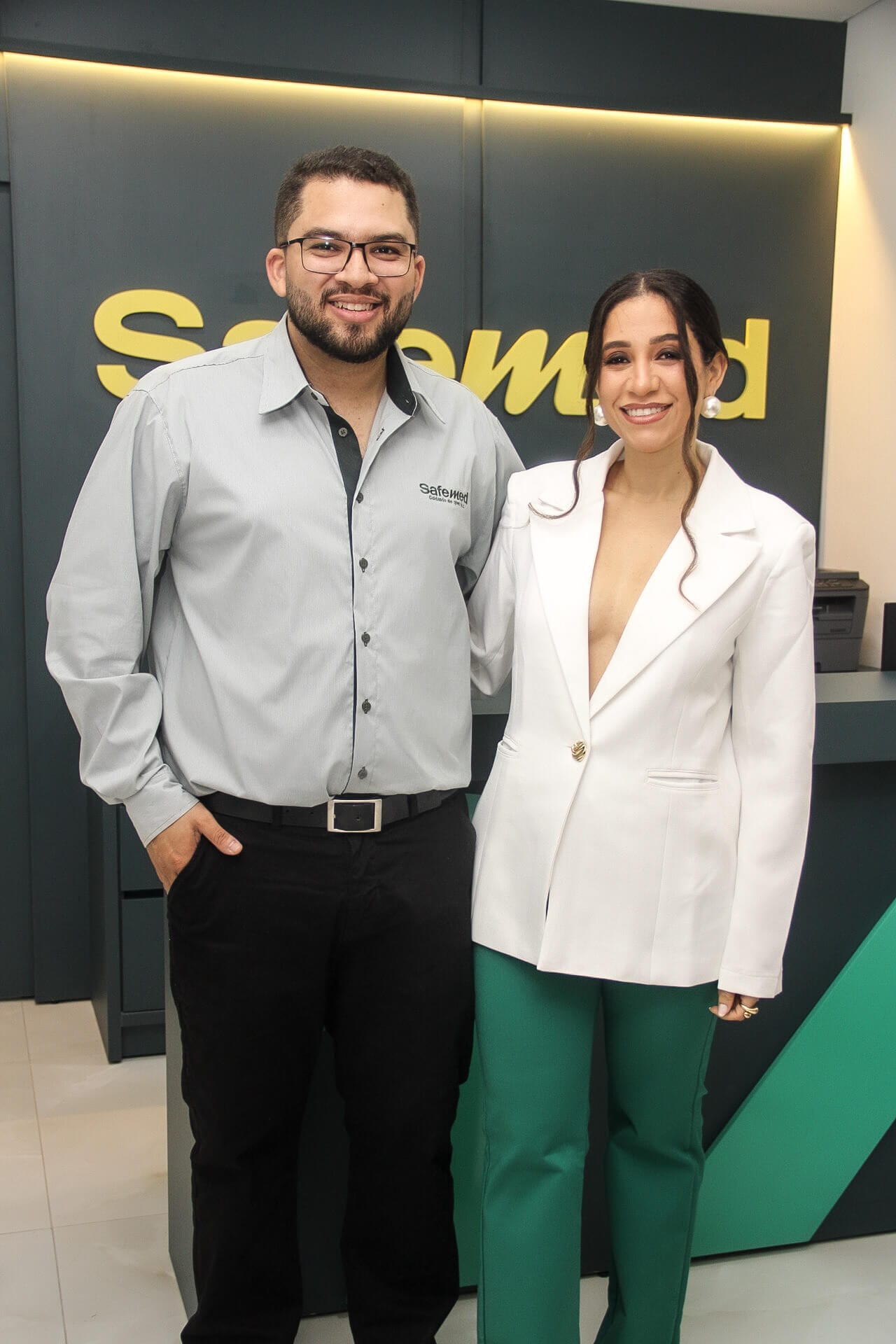 Dr. Jackson Silva Oliveira e uma convidada durante o evento de inauguração.